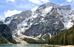 冬季雪域高山山水湖泊风光摄影图片